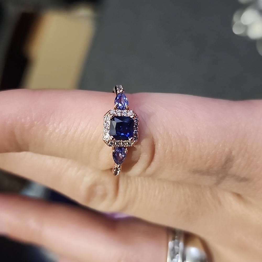 Gorgeous blue sapphire ring size 6 - Picture 2 of 2